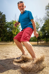 Älterer Mann spring in Sand