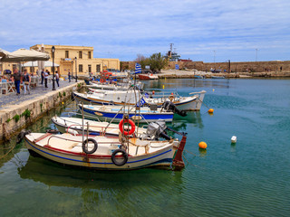 Bateaux de pêche dans le port de Réthymnon en Crête Grèce