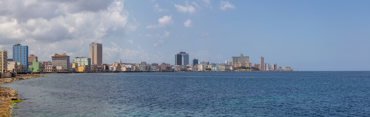 Obraz premium Panoramic view of the Old Havana City, Capital of Cuba, during a sunny and cloudy day.