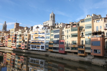 Fototapeta na wymiar River that crosses Girona with its colorful houses