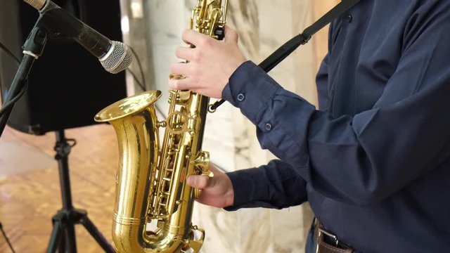 jazz musician plays the saxophone