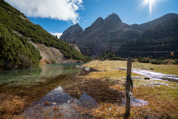 Fototapeta na wymiar colourful alpine lake in the swiss alps in autumn