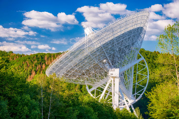 Radioteleskop Effelsberg in der Eifel, Deutschland  © mojolo