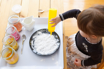 Petite fille fait une activité