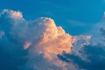 Naklejka premium Blue sky with clouds and sun, sunset