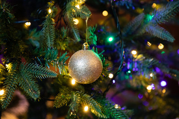 Obraz na płótnie Canvas Golden decoration globe on christmas tree close up