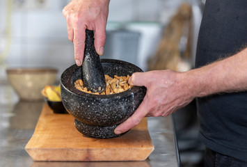 Grinding cashew nuts for saté saus