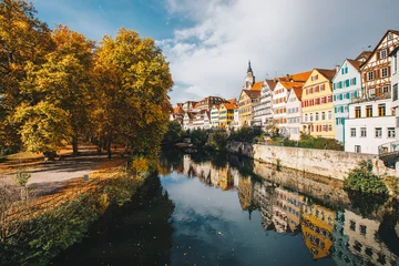 Tübingen in der Stadt Stuttgart, Deutschland Buntes Haus am Flussufer und blauer Himmel. Schöne alte Stadt in Europa. © Алина Андреева