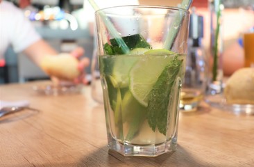Cocktail Mojito à base de rhum agricole, eau gazeuse, citron vert, sirop de sucre de canne et feuilles de menthe