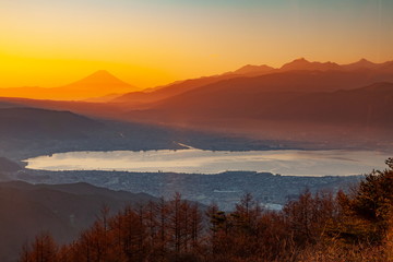 夜明けの富士山と諏訪湖、長野県岡谷市高ボッチ高原にて