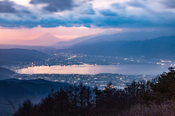 夜明けの富士山と諏訪湖、長野県岡谷市高ボッチ高原にて
