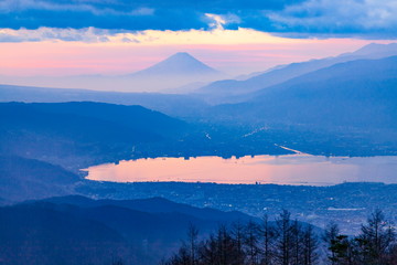 夜明けの富士山と諏訪湖、長野県岡谷市高ボッチ高原にて