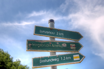 Wegweiser, Schild, Lunzenau, Hängebrücke Amnerika, Dorfrundweg, vor Himmel mit Wolken