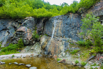 Felswand mit Wasserfall im Stubaital