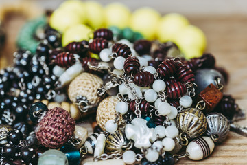 Boite avec des bijoux perles colorées