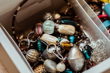 Boite avec des bijoux perles colorées