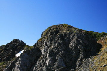 南アルプス　白峰三山テント縦走　農鳥岳山頂への道　西農鳥岳山頂を仰ぎ見る