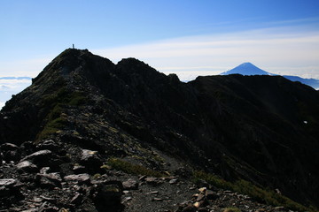 南アルプス　白峰三山テント縦走　農鳥岳山頂への道　西農鳥岳山頂から　農鳥岳と富士山を望む