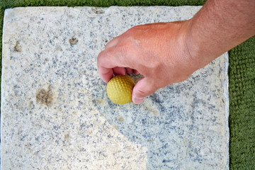 Minigolf Ball und Hand