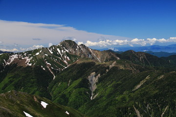 Obraz premium 南アルプス 白峰三山テント縦走 農鳥岳山頂から 塩見岳を望む