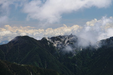 南アルプス　白峰三山テント縦走　農鳥岳山頂から　鳳凰三山を望む