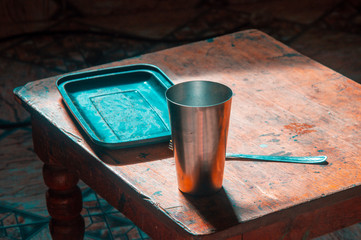 copo de inox em mesa de madeira