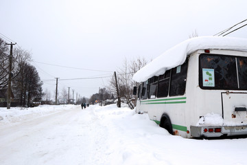 Fototapeta na wymiar bus in snow