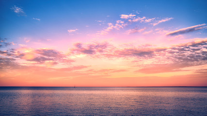 Wunderschöner Sonnenuntergang über dem Lake Superior mit einem Segelboot