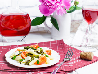 Penne pasta with tomatoes and asparagus.