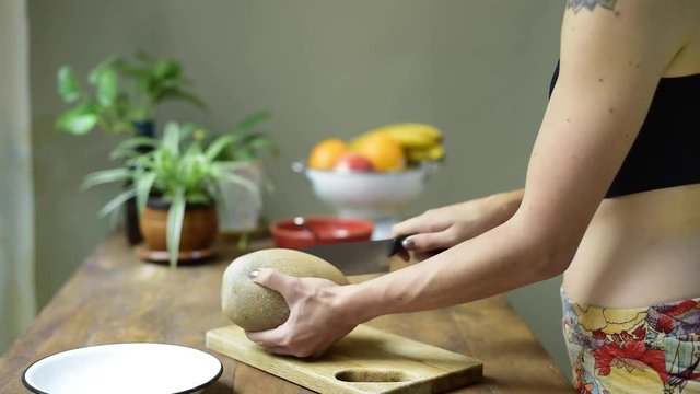 Mujer joven cortando fruta
