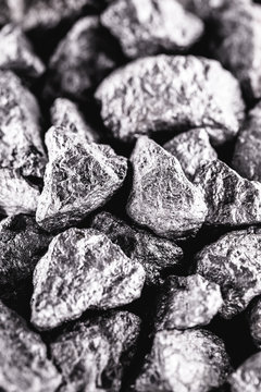 Antimony or antimony stone, also called tin, is a chemical element. At room temperature, antimony is in the solid state. Mineral extraction.