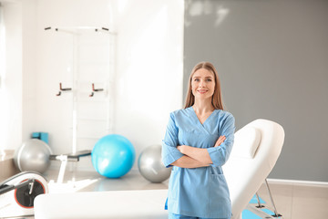 Female physiotherapist in rehabilitation center - obrazy, fototapety, plakaty