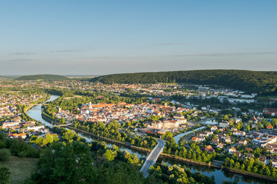 Aussicht über Kelheim und Saal an der Donau von Ihrlerstein aus, Niederbayern