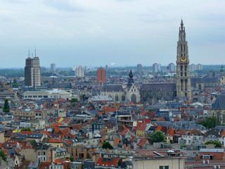Die Onze-Lieve-Vrouw-Kathedraal mit einem Panorama von Antwerpen.