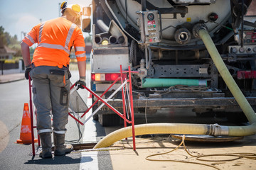 ouvrier travaillant pour une entreprise de curage