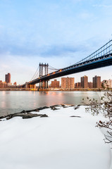 Naklejka premium Manhattan Skyline z Pebble Beach na Brooklynie w Stanach Zjednoczonych.