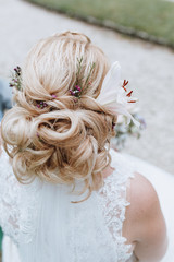 Brautfrisur am Hochzeitstag Blonde Frau