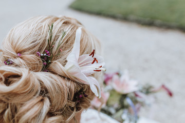Brautfrisur am Hochzeitstag Blonde Frau