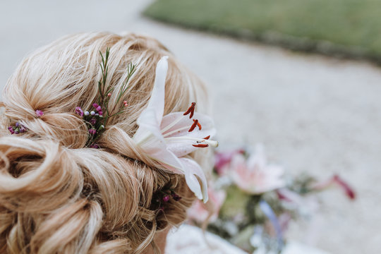 Brautfrisur am Hochzeitstag Blonde Frau