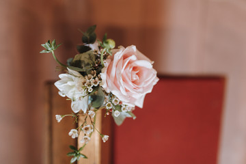 Rosa Rosen in der Kirche Kirchenschmuck