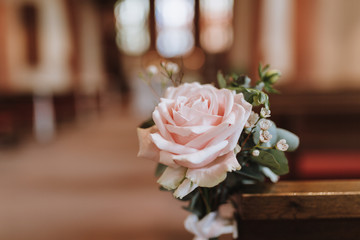 Rosa Rosen in der Kirche Kirchenschmuck