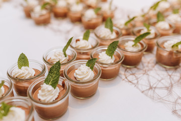 Nachtisch Buffet in Gläsern Früchte