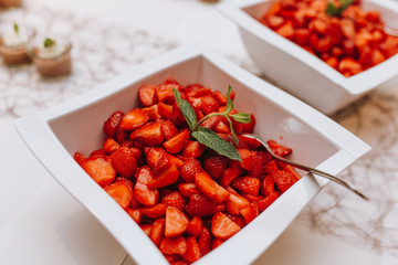 Nachtisch Buffet in Gläsern Früchte