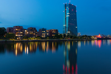 Die EZB in Frankfurt bei Nacht