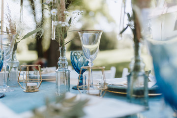Gedeckter Tisch Hochzeitstisch Blaue und Goldene Decko Vintage