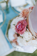 Hochzeitsdekoration Schmuck und Blumen Torte Weiß und blau