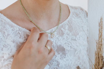 Braut mit Goldschmuck Halskette und Trauring