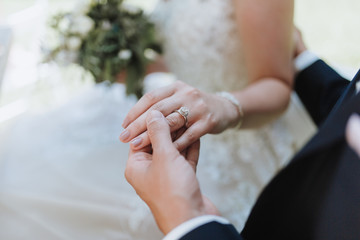 Braut mit Goldschmuck Halskette und Trauring