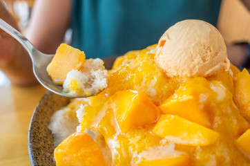famous Taiwanese snacks of mango shaved ice