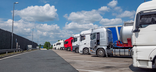 Rastplatz auf der Autobahn mit LKW